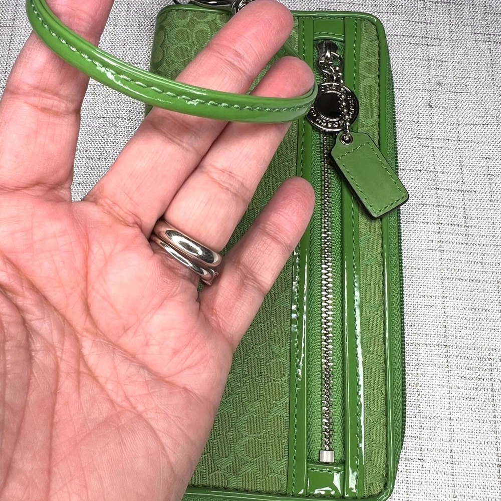 Coach Vintage Vibrant Green Wristlet Wallet Silver Accents NWOT Never Used RARE - Picture 12 of 14